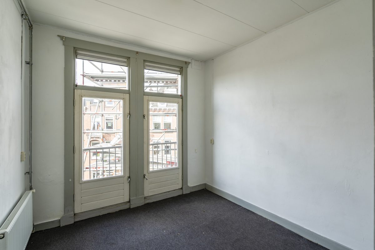 Interieur kamer met balkondeur