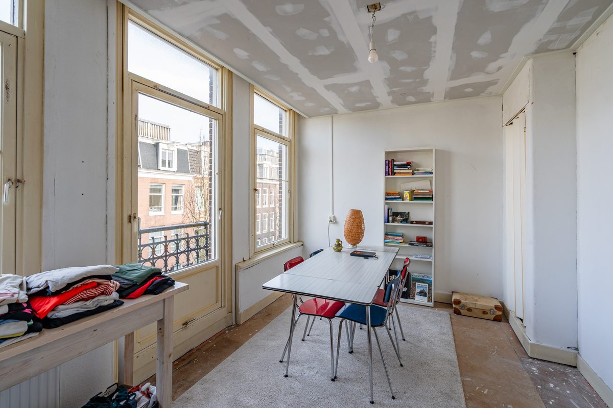 Interieur kamer met balkon